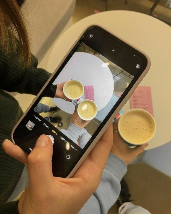Sizce; hayatın her anını fotoğraflayanlar mı, ayda yılda bir fotoğraf çekenler mi daha normal?