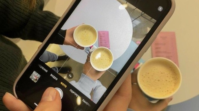 Sizce; hayatın her anını fotoğraflayanlar mı, ayda yılda bir fotoğraf çekenler mi daha normal?