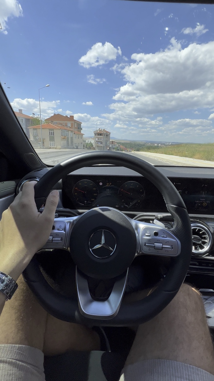 Siyah Mercedes-Benz in yanında kulak misafiri oldum dinler misiniz?