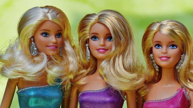 Sevgilim bana barbie bebek aldı, arkadaşlarım dalda geçiyor. Komik mi?