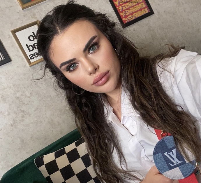 Bu kızın lenslerinin markası ve rengi ne acaba?