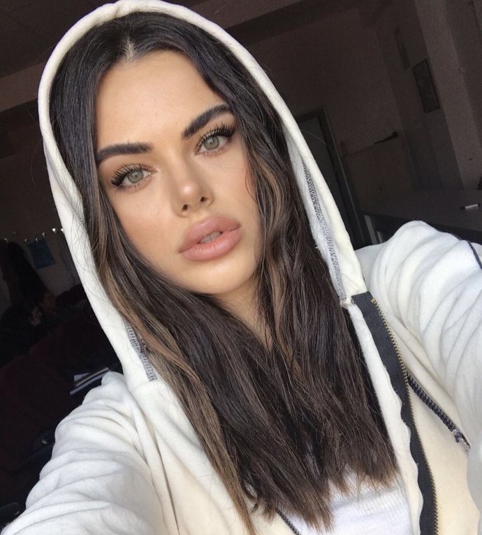Bu kızın lenslerinin markası ve rengi ne acaba?