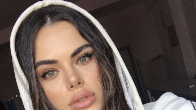 Bu kızın lenslerinin markası ve rengi ne acaba?