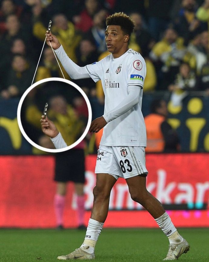 Ankaragücü-Beşiktaş maçında sahaya muşta atılmış 😱 Ülke olarak spordan ne anlıyoruz?