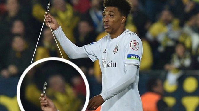 Ankaragücü-Beşiktaş maçında sahaya muşta atılmış 😱 Ülke olarak spordan ne anlıyoruz?