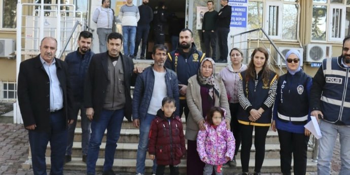 Adıyamanda 4 yaşındaki kız çocuğu evinin önünde oynarken kaçırıldı. Artık evin önünden bile çocuk kaçırıyorlar. Ülke artık güvenli değil mi?