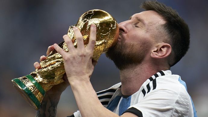 Messi ve Ronaldo bu akşam son kez karşı karşıya geliyor. Senin favorin hangisi, Messi mi yoksa Ronaldo mu?