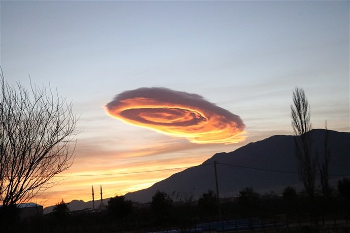 Sabah saatlerinde Bursada görülen bulutu vatandaşlar UFOya benzetti. Sizce bulut neye benziyor?