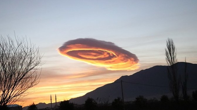 Sabah saatlerinde Bursa'da görülen bulutu vatandaşlar UFO'ya benzetti. Sizce bulut neye benziyor?
