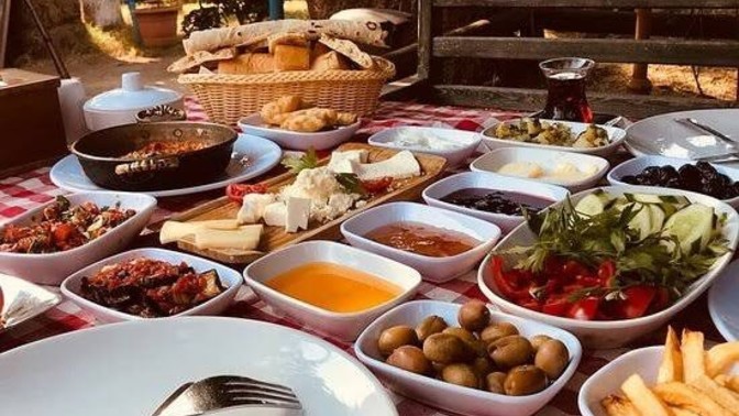 Bir kahvaltıya kişi başı 150 TL verir misiniz?