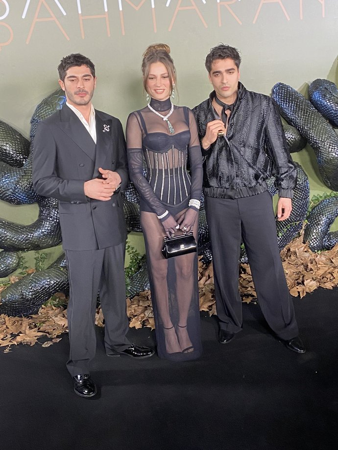 Yılanların efendisi geliyooooor! Şahraman galasına katılan #SerenaySarıkaya #MertRamazanDemir ve #BurakDeniz i nasıl buldunuz?