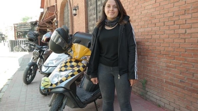 Bir kadının moto kurye olması absürt mü?