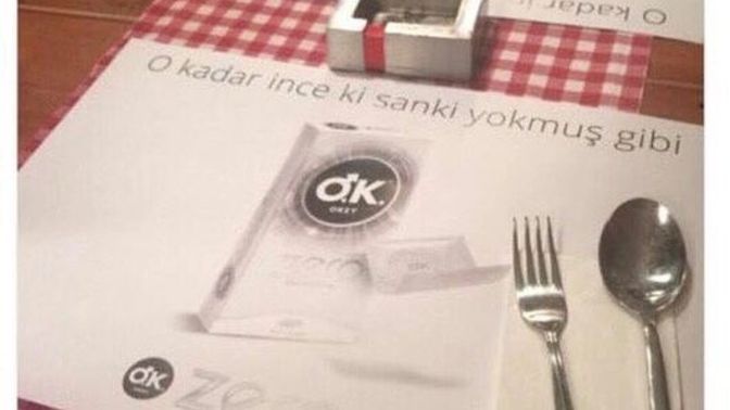 İlk buluşma için yemeğe çıktığınız restoranda masanızda prezervatif reklamı yapılsa ne düşünürsünüz?