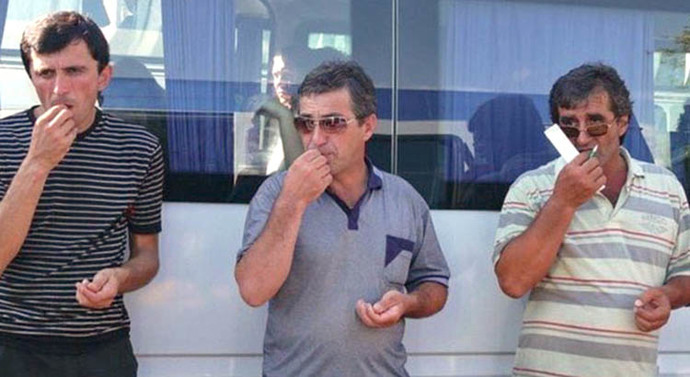 Kocamin kirli kıyafetlerine dokunmak istemiyorum kendi herkes kendi camasini kendi yıkamali haksız mıyım?
