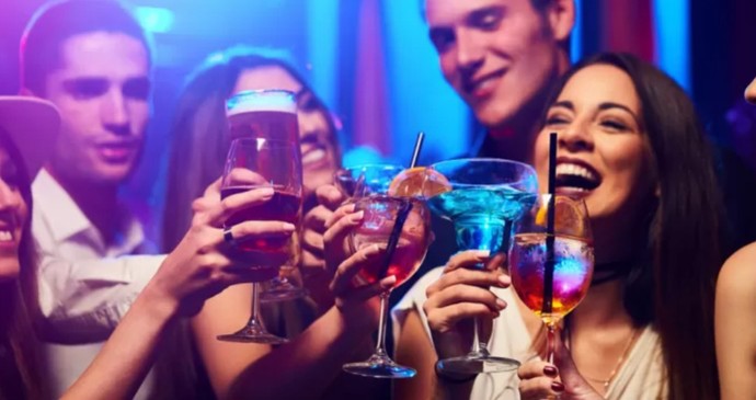 Sevgiliniz arkadaşlarıyla gece gezmelerine gidebilir mi?
