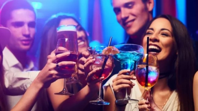 Sevgiliniz arkadaşlarıyla gece gezmelerine gidebilir mi?