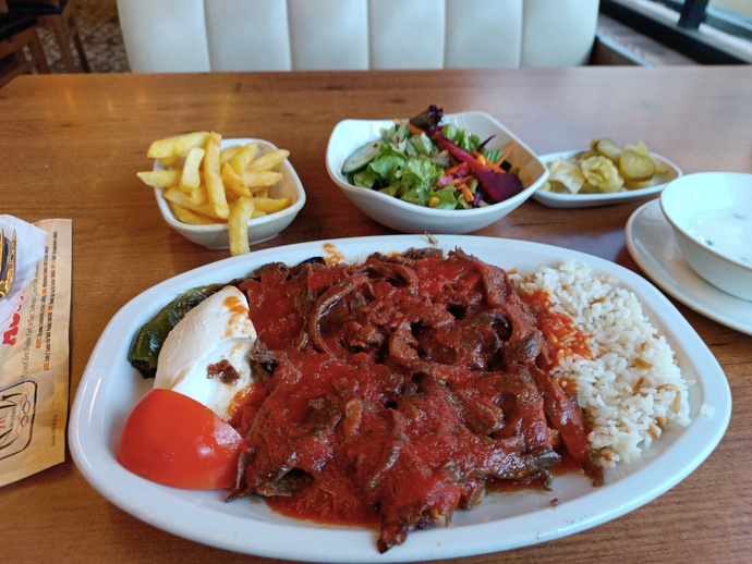 Yalnız başıma iskender yiyorum, çok mu yıkığım?