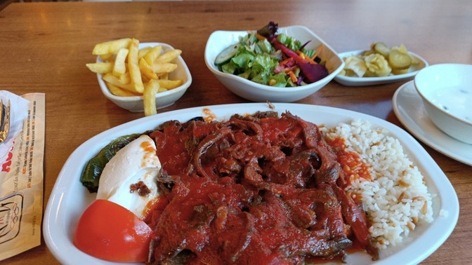 Yalnız başıma iskender yiyorum, çok mu yıkığım?