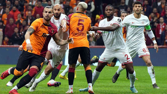 Galatasaray, Antalyaspor'u 2-1 yendi! Maçı izleyenler burada mı, nasıl buldunuz?