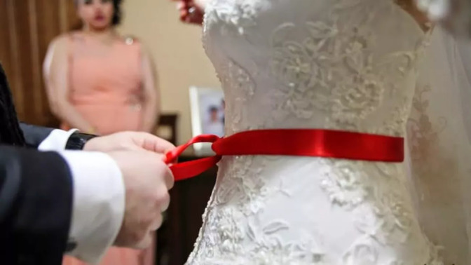Gelinin beline kırmızı kurdele bağlama adeti hakkında ne düşünüyorsunuz?