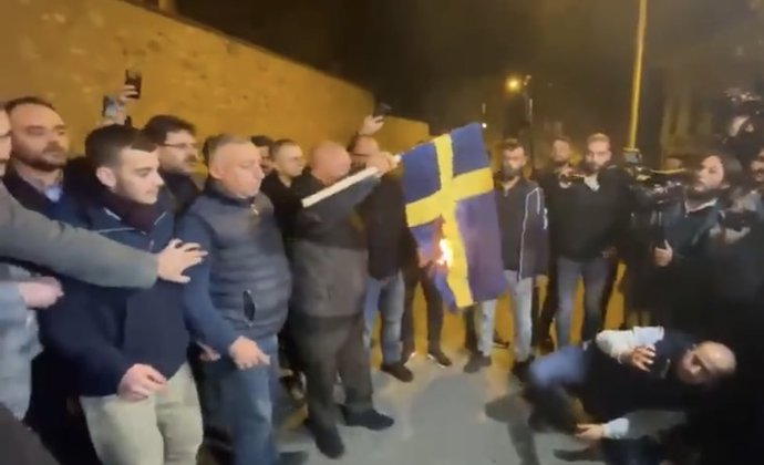 İstanbulda bir grup, İsveç basılsın, Paludan asılsın sloganları atarak İsveç bayrağını yakmış. Bunu doğru buluyor musunuz?