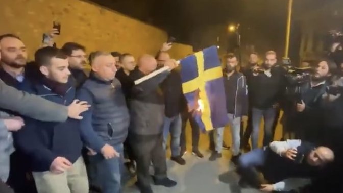 İstanbul'da bir grup, "İsveç basılsın, Paludan asılsın" sloganları atarak İsveç bayrağını yakmış. Bunu doğru buluyor musunuz?
