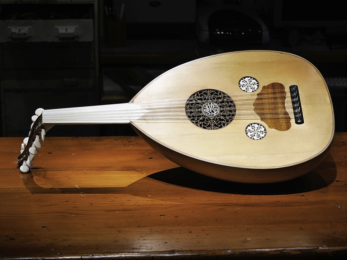 Türk Sanat Musikisi Sevenler Derneğinde silahlı kavga! Sizce Zeki Müren mi yoksa Bülent Ersoy mu daha güzel söylüyor?