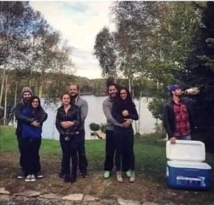 Hangi erkek daha mutlu görünüyor?
