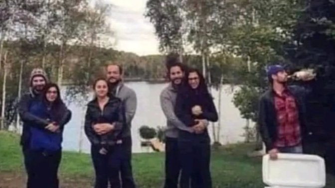 Hangi erkek daha mutlu görünüyor?