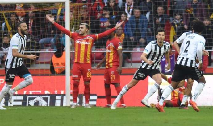 Kayserispor 0 - Beşiktaş 2... Kartaldan şampiyonluk yolunda ligte üst üste dördüncü galibiyet! Maçı nasıl buldunuz?