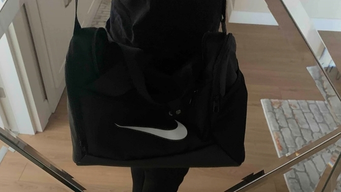 Üniye bu çanta ile gidilir mi, üninin spor salonunu kullanıyorum ders için çıkarken eşyalarımı da bu çantanın içine koysam tuhaf olur mu?
