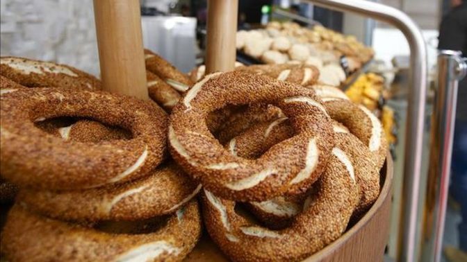 Ankara'da simit'e %40 zam gelmiş. Simit artık ayaküstü atıştırabileceğimiz bir yemek olmaktan çıktı mı?