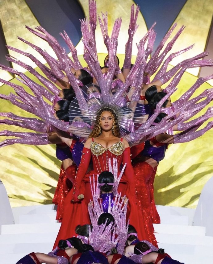 Dubaideki otel açılışında sahne alan Beyonceye, 1 saat içinde 24 milyon dolar ödendi. Ne düşünüyorsunuz?