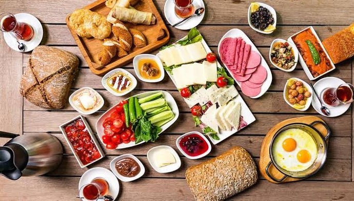 Akşam yemeğinde kahvaltı yapar mısın?