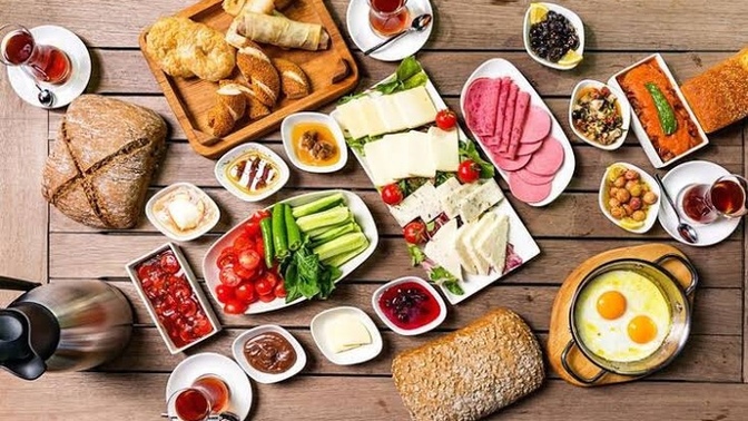 Akşam yemeğinde kahvaltı yapar mısın?