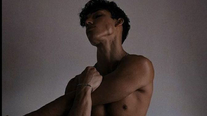 Profiline üstsüz fotoğraf koyan erkek keko değil de nedir?