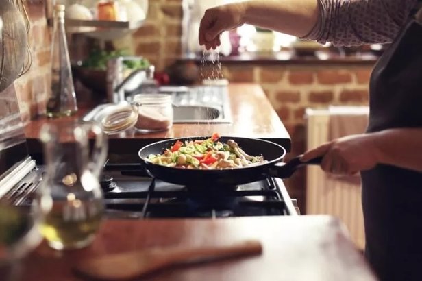 Yemek yapmayı sever misiniz yoksa yediğim kadar yemek yapar çok uğraşmam mı dersiniz?