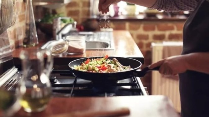 Yemek yapmayı sever misiniz yoksa yediğim kadar yemek yapar çok uğraşmam mı dersiniz?