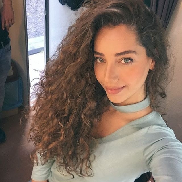 Özge Özacar güzel mi?