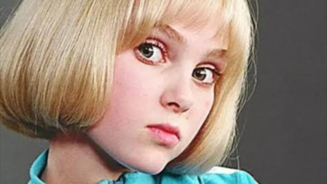 Sizce ünlü film yıldızlarından biri olan bu kız güzel mi?