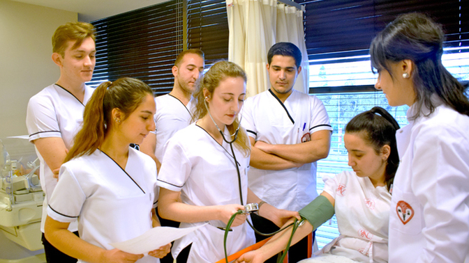 Mesleğe yeni başladım, hastanedekiler beni biraz eziyor. Nasıl dişli biri olurum?