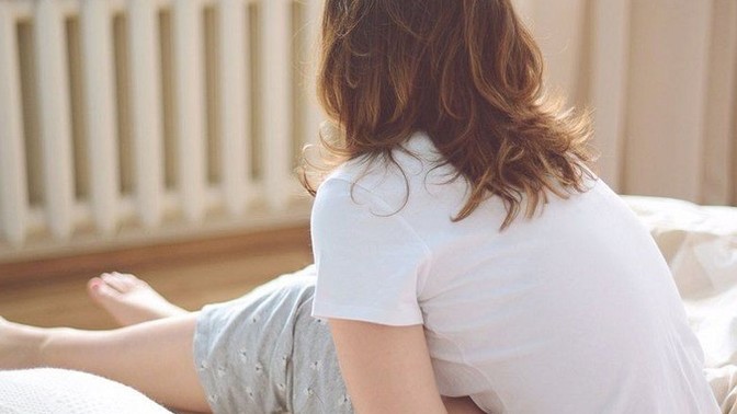 Regl döneminde özgüvensiz hissetmenin sebebi nedir?