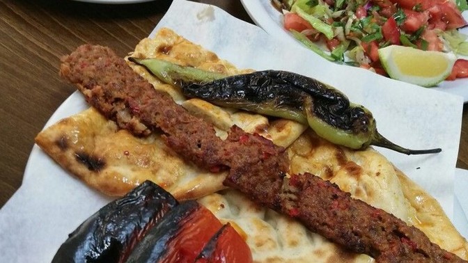 Adana kebabı ile Urfa kebabı arasındaki fark nedir?
