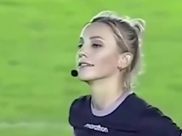 Futbolcu olsan böyle güzel bir hakemden kırmızı kart görsen üzülür müsün?