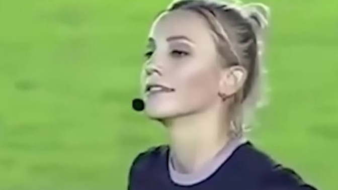 Futbolcu olsan böyle güzel bir hakemden kırmızı kart görsen üzülür müsün?