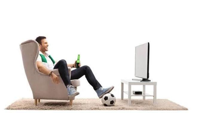 Evde tv başında oturan tip vs bilgisayar başında tatlı tatlı oyun oynayan gamer, hangisi size daha çekici geliyor?