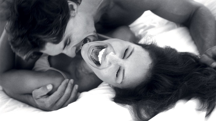 Birliktelik yaşarken partnerinin bir anda gülmesi sana ne düşündürtür?