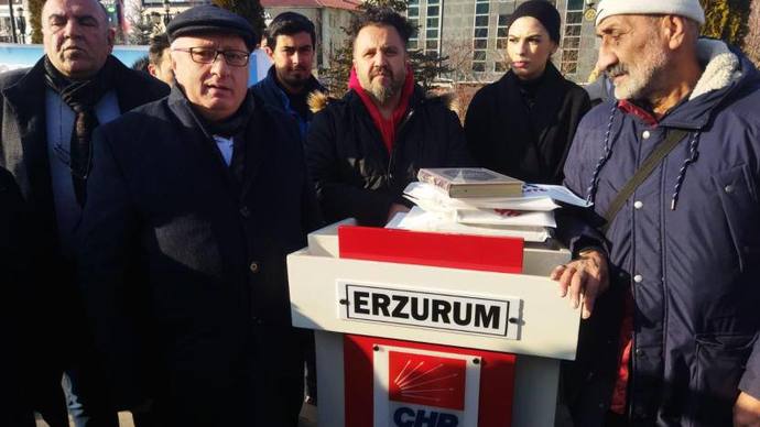 CHP, Erzurum’da Kur’an-ı Kerim dağıttı. Sağ kesimden oy alma çabaları mı?