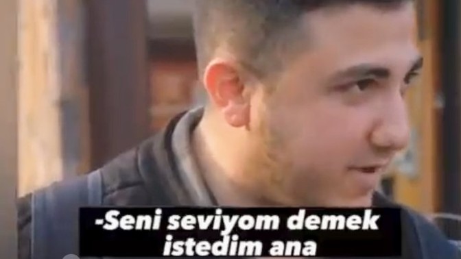 Sokak röportajında annelerini arayıp "seni seviyorum" diyen gençlerin videosu viral oldu! Anneni arayıp, ona "seni seviyorum" der misin?