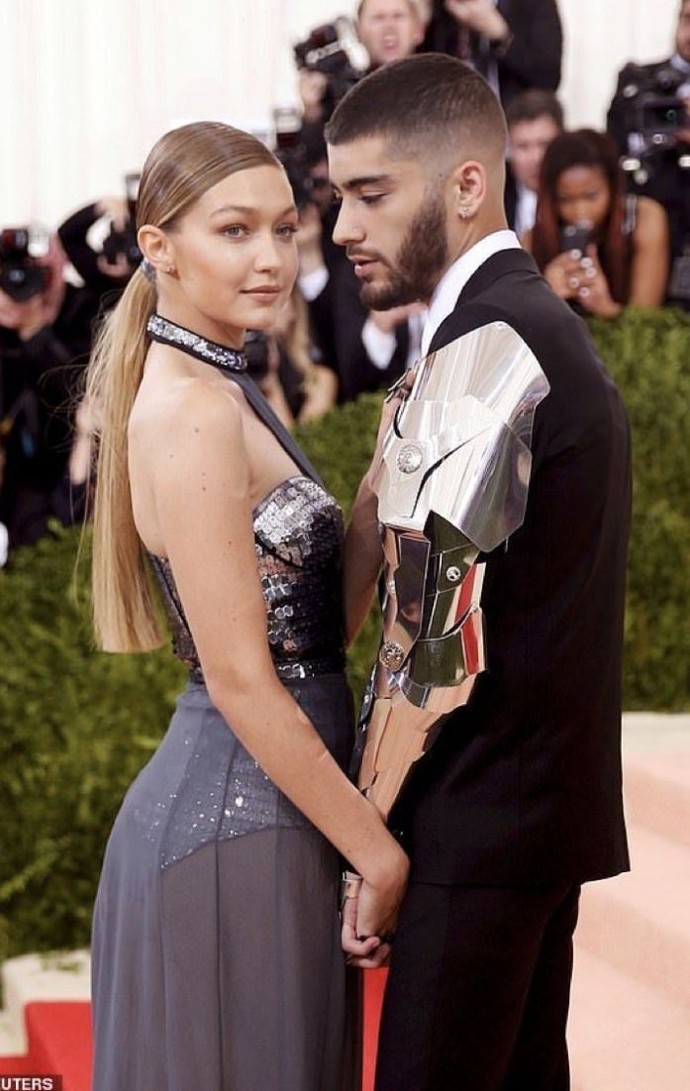 Zayn Malik, Gigi Hadidin gözlerini yaptığırdığı dövmesini kapattırdı! Siz sevgilinizle ilgili bir dövme yaptırır mıydınız?